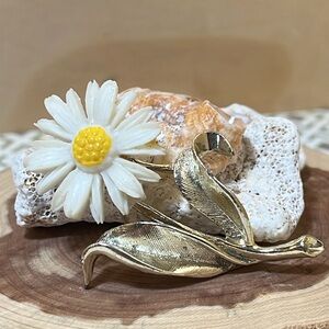 Vintage Sarah Coventry Daisy Brooch
